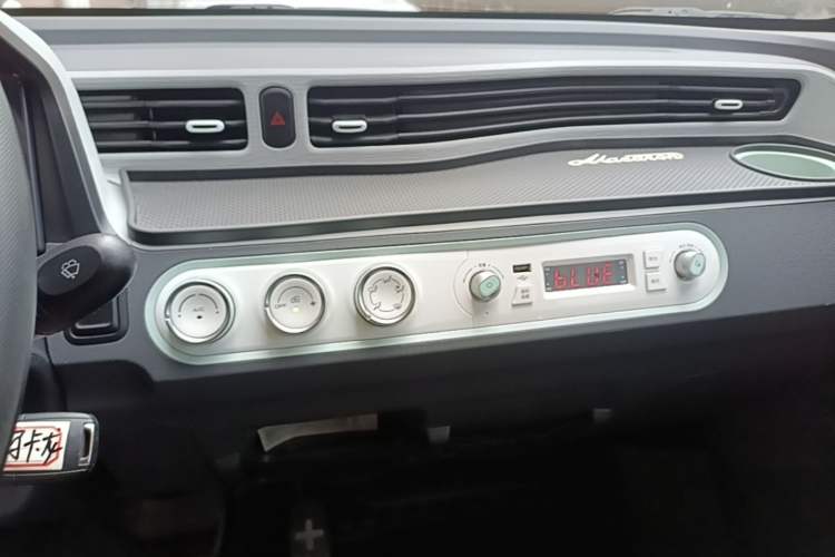 Used Wuling Hongguang MINIEV 2021 Macaron Sandwich Model 170 km Lithium Iron Phosphate Audio And AC Panel