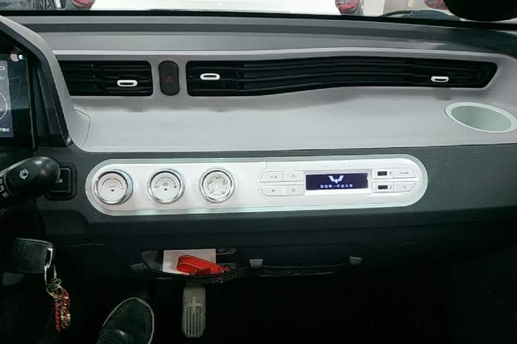 Used Wuling Hongguang MINIEV 2021 Macaron Premium Model – Lithium Iron Phosphate Audio And AC Panel