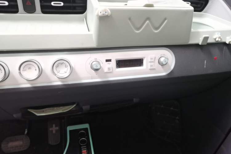 Used Wuling Hongguang MINIEV 2021 Macaron Premium Model – Lithium Iron Phosphate Audio And AC Panel
