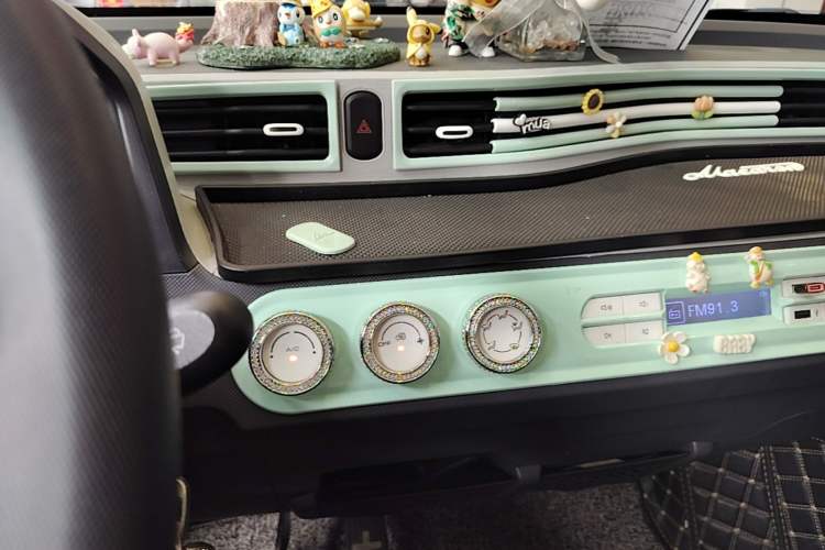 Used Wuling Hongguang MINIEV 2021 Macaron Premium Model – Lithium Iron Phosphate Audio And AC Panel