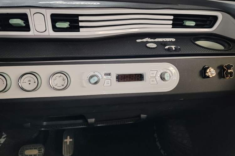 Used Wuling Hongguang MINIEV 2021 Macaron Premium Model – Lithium Iron Phosphate Audio And AC Panel