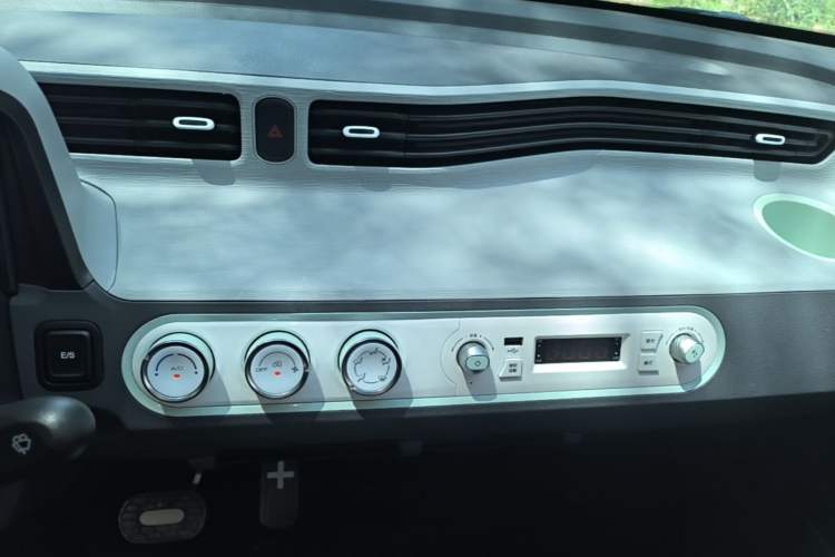 Used Wuling Hongguang MINIEV 2021 Macaron Premium Model – Lithium Iron Phosphate Audio And AC Panel