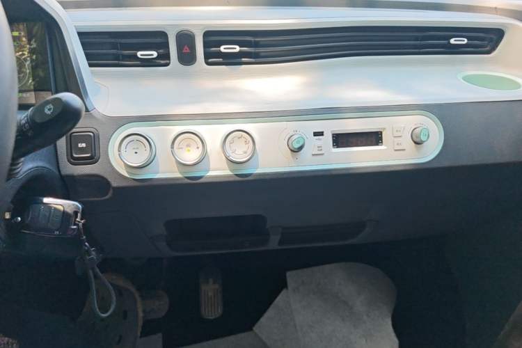 Used Wuling Hongguang MINIEV 2021 Macaron Fashion Model Lithium Iron Phosphate Audio And AC Panel