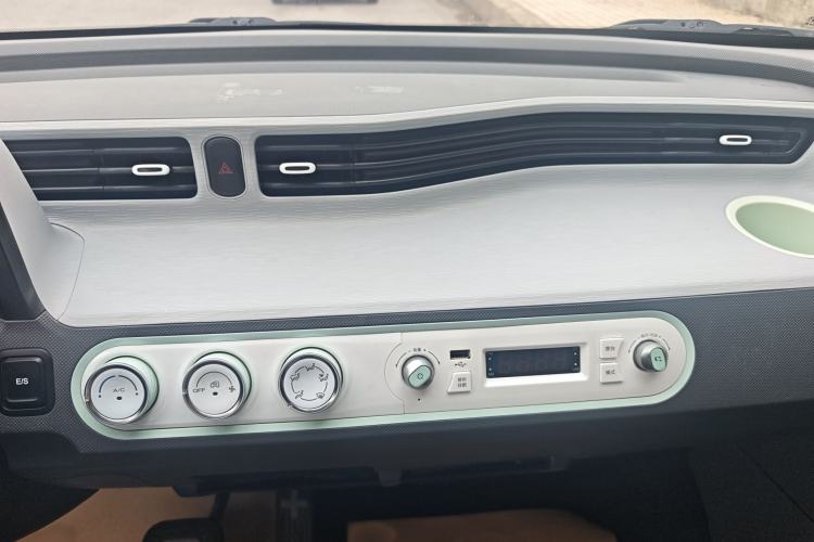 Used Wuling Hongguang MINIEV 2021 Macaron Premium Model – Lithium Iron Phosphate Audio And AC Panel