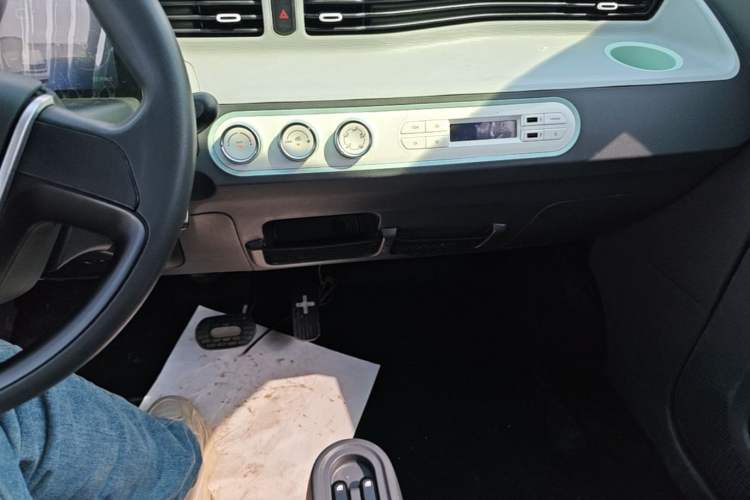 Used Wuling Hongguang MINIEV 2021 Macaron Premium Model – Lithium Iron Phosphate Audio And AC Panel