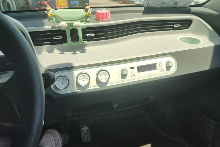 Used Wuling Hongguang MINIEV 2021 Macaron Premium Model – Lithium Iron Phosphate Audio And AC Panel