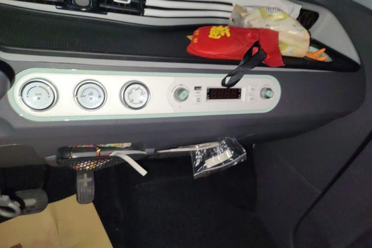 Used Wuling Hongguang MINIEV 2021 Macaron Premium Model – Lithium Iron Phosphate Audio And AC Panel