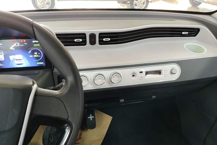 Used Wuling Hongguang MINIEV 2021 Macaron Fashion Model Lithium Iron Phosphate Audio And AC Panel
