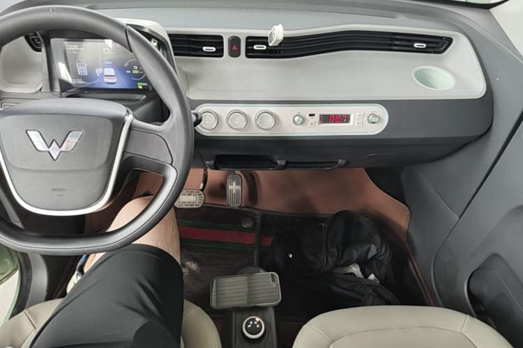Used Wuling Hongguang MINIEV 2021 Macaron Fashion Model Lithium Iron Phosphate Audio And AC Panel