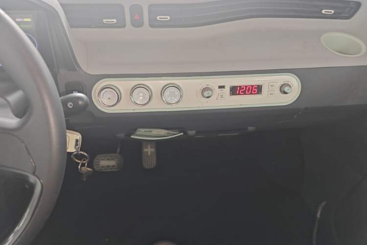 Used Wuling Hongguang MINIEV 2021 Macaron Premium Model – Lithium Iron Phosphate Audio And AC Panel