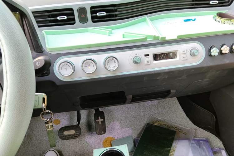 Used Wuling Hongguang MINIEV 2021 Macaron Fashion Model Lithium Iron Phosphate Audio And AC Panel