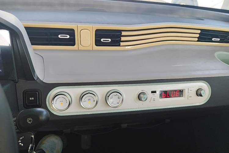 Used Wuling Hongguang MINIEV 2021 Macaron Fashion Model Lithium Iron Phosphate Audio And AC Panel
