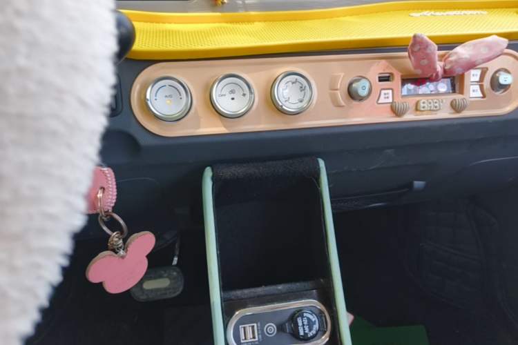 Used Wuling Hongguang MINIEV 2021 Macaron Premium Model – Lithium Iron Phosphate Audio And AC Panel