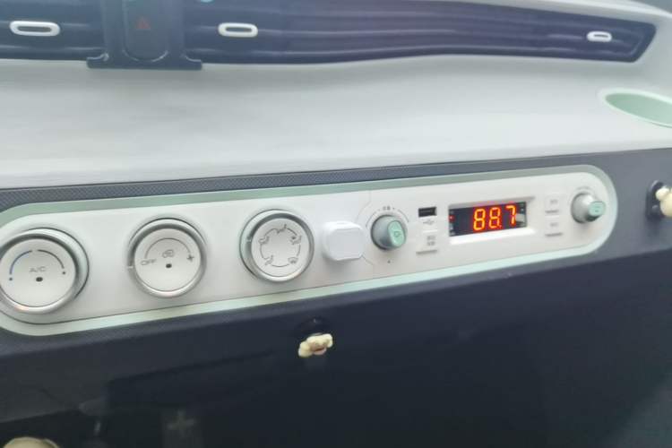 Used Wuling Hongguang MINIEV 2021 Macaron Premium Model – Lithium Iron Phosphate Audio And AC Panel
