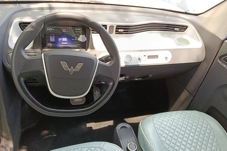 Used Wuling Hongguang MINIEV 2021 Macaron Fashion Model Lithium Iron Phosphate Center Console