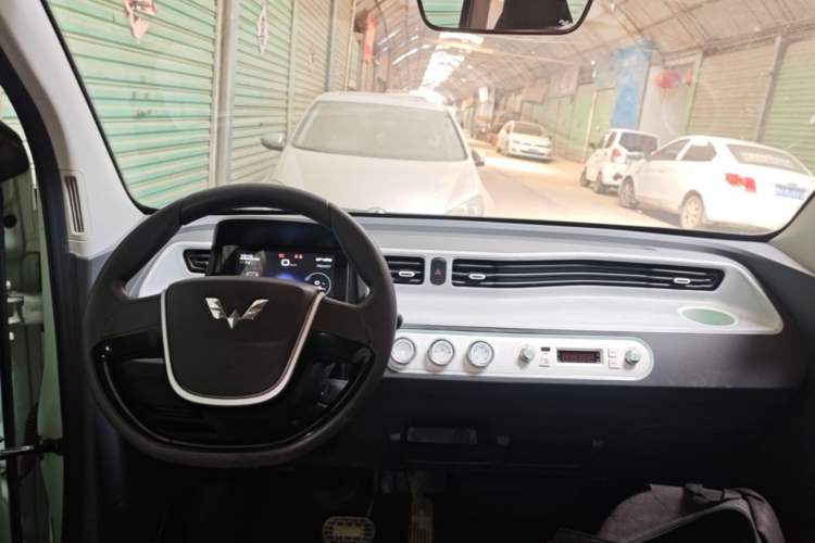 Used Wuling Hongguang MINIEV 2021 Macaron Fashion Model Lithium Iron Phosphate Center Console