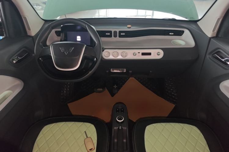 Used Wuling Hongguang MINIEV 2021 Macaron Sandwich Model 120 km Lithium Iron Phosphate Center Console