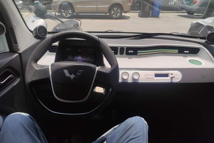 Used Wuling Hongguang MINIEV 2021 Macaron Sandwich Model 120 km Lithium NMC Center Console