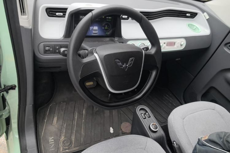 Used Wuling Hongguang MINIEV 2021 Macaron Fashion Model Lithium Iron Phosphate Center Console