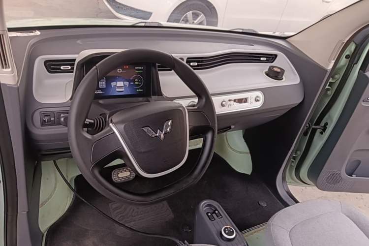 Used Wuling Hongguang MINIEV 2021 Macaron Fashion Model Lithium Iron Phosphate Center Console