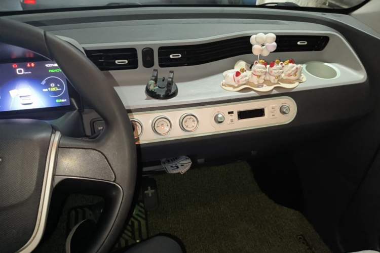 Used Wuling Hongguang MINIEV 2021 Macaron Fashion Edition Lithium-Ion Battery Center Console
