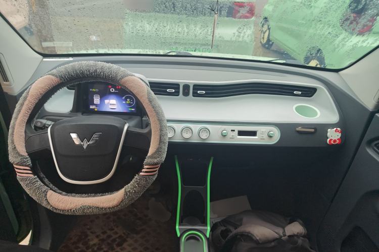 Used Wuling Hongguang MINIEV 2021 Macaron Sandwich Model 120 km Lithium Iron Phosphate Center Console