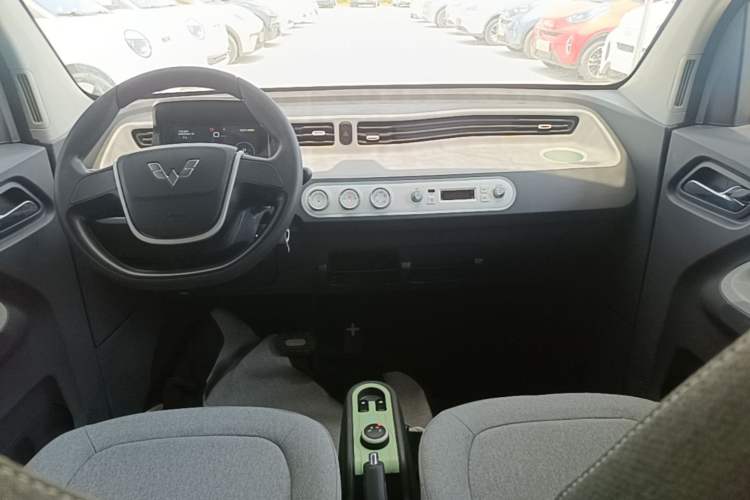 Used Wuling Hongguang MINIEV 2021 Macaron Fashion Model Lithium Iron Phosphate Center Console
