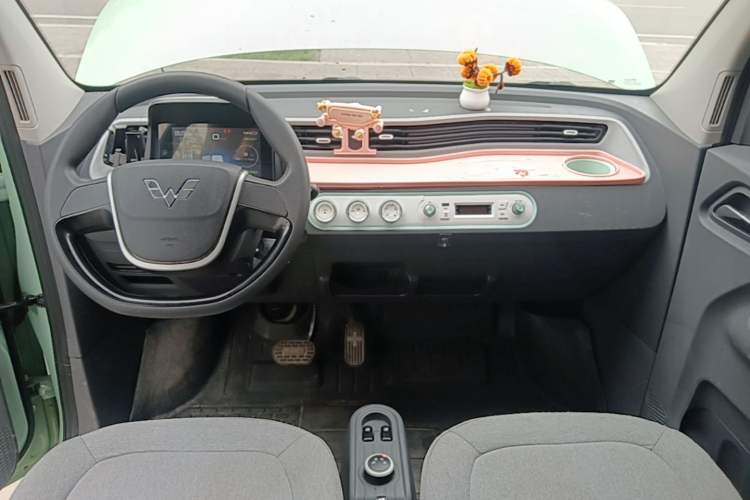 Used Wuling Hongguang MINIEV 2021 Macaron Fashion Model Lithium Iron Phosphate Center Console