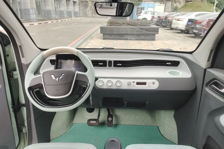 Used Wuling Hongguang MINIEV 2021 Macaron Sandwich Model 120 km Lithium NMC Center Console
