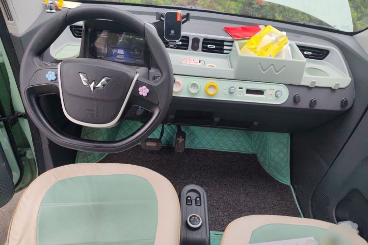 Used Wuling Hongguang MINIEV 2021 Macaron Fashion Model Lithium Iron Phosphate Center Console