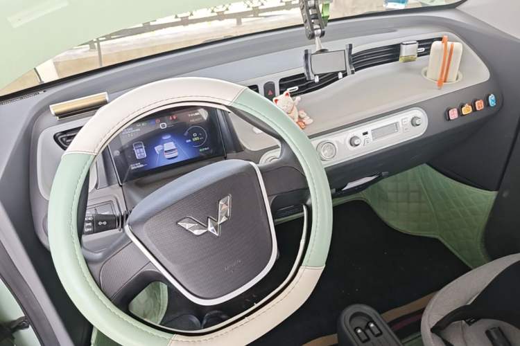 Used Wuling Hongguang MINIEV 2021 Macaron Fashion Model Lithium Iron Phosphate Center Console