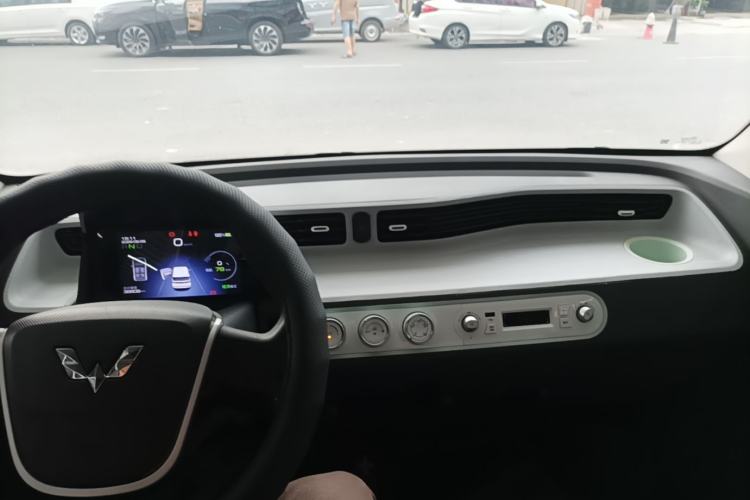 Used Wuling Hongguang MINIEV 2021 Macaron Sandwich Model 120 km Lithium Iron Phosphate Center Console