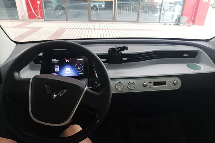 Used Wuling Hongguang MINIEV 2021 Macaron Sandwich Model 170 km Lithium Iron Phosphate Center Console