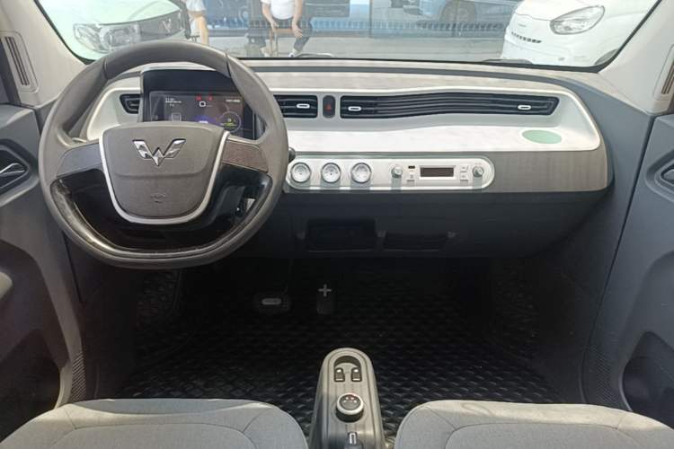Used Wuling Hongguang MINIEV 2021 Macaron Fashion Model Lithium Iron Phosphate Center Console