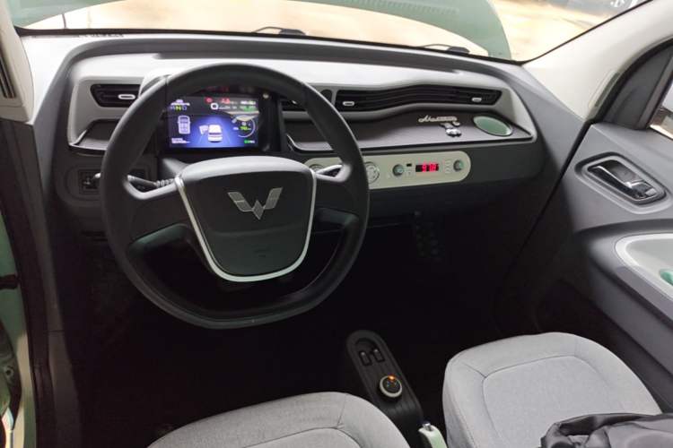 Used Wuling Hongguang MINIEV 2021 Macaron Fashion Model Lithium Iron Phosphate Center Console