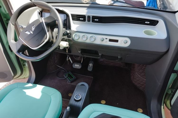 Used Wuling Hongguang MINIEV 2021 Macaron Fashion Model Lithium Iron Phosphate Center Console