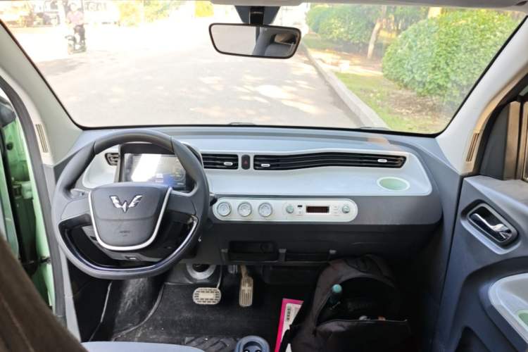 Used Wuling Hongguang MINIEV 2021 Macaron Fashion Model Lithium Iron Phosphate Center Console