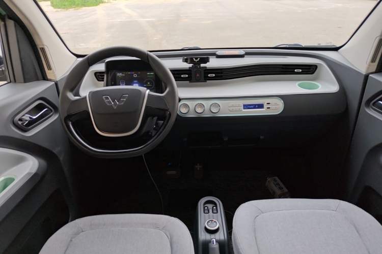 Used Wuling Hongguang MINIEV 2021 Macaron Fashion Model Lithium Iron Phosphate Center Console