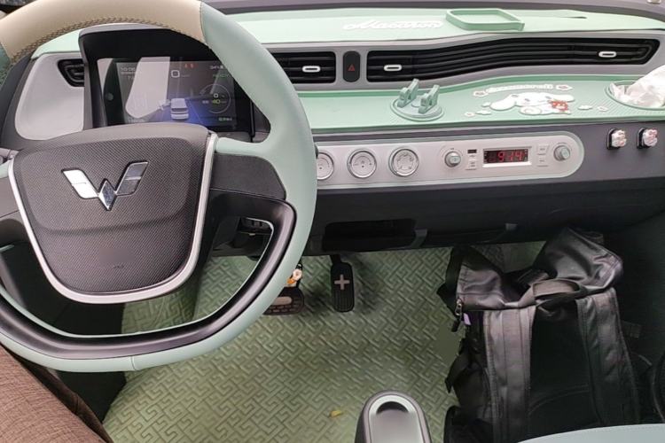Used Wuling Hongguang MINIEV 2021 Macaron Sandwich Model 120 km Lithium Iron Phosphate Center Console