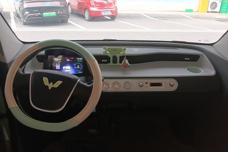Used Wuling Hongguang MINIEV 2021 Macaron Fashion Model Lithium Iron Phosphate Center Console
