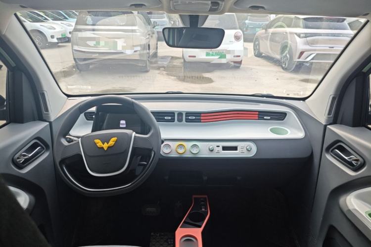 Used Wuling Hongguang MINIEV 2021 Macaron Sandwich Model 120 km Lithium NMC Center Console