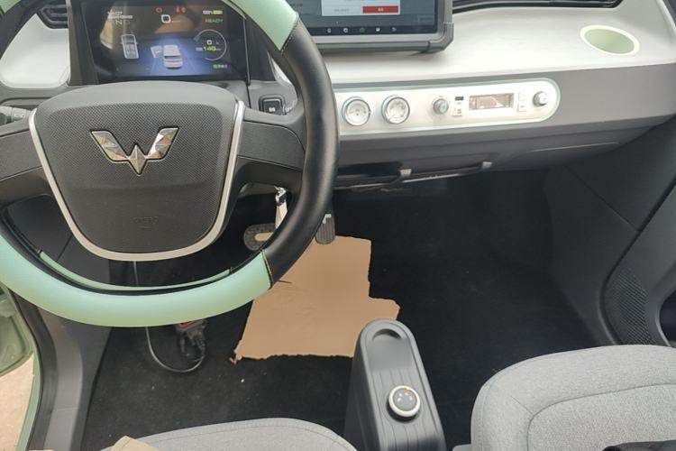 Used Wuling Hongguang MINIEV 2021 Macaron Sandwich Model 170 km Lithium Iron Phosphate Center Console