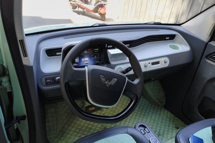 Used Wuling Hongguang MINIEV 2021 Macaron Fashion Model Lithium Iron Phosphate Center Console