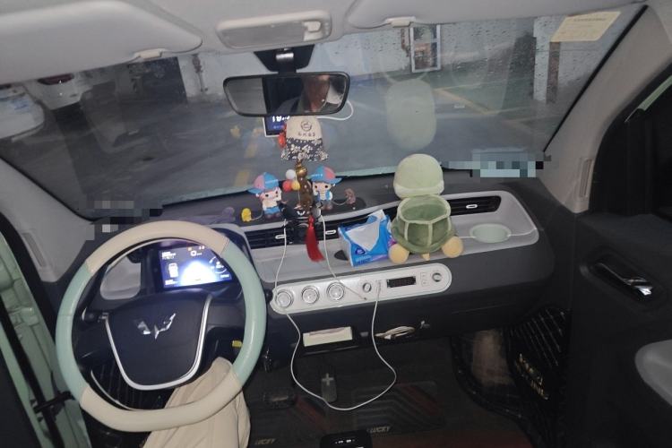 Used Wuling Hongguang MINIEV 2021 Macaron Fashion Model Lithium Iron Phosphate Center Console