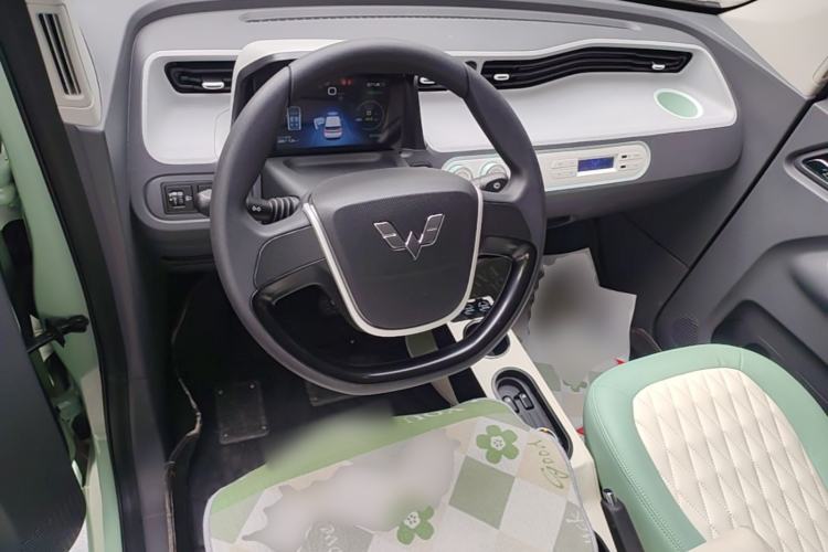 Used Wuling Hongguang MINIEV 2021 Macaron Sandwich Model 120 km Lithium Iron Phosphate Center Console