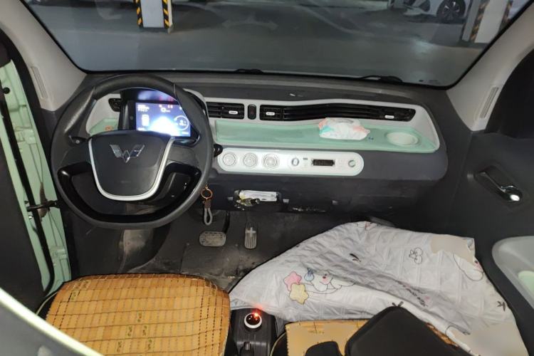 Used Wuling Hongguang MINIEV 2021 Macaron Fashion Model Lithium Iron Phosphate Center Console
