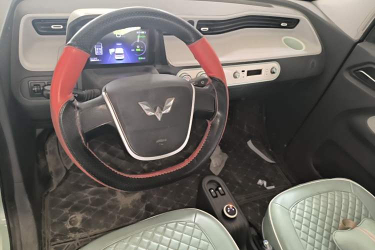 Used Wuling Hongguang MINIEV 2021 Macaron Fashion Model Lithium Iron Phosphate Center Console