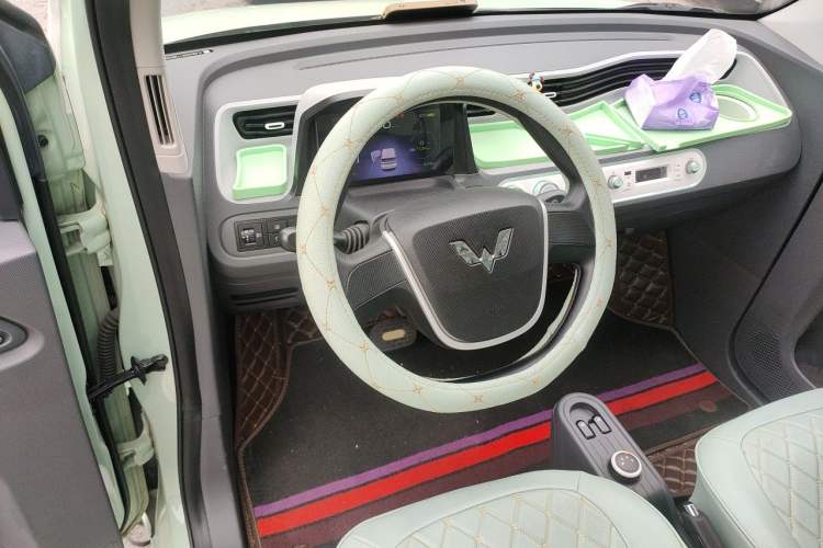 Used Wuling Hongguang MINIEV 2021 Macaron Fashion Model Lithium Iron Phosphate Center Console