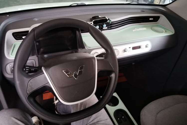 Used Wuling Hongguang MINIEV 2021 Macaron Fashion Model Lithium Iron Phosphate Center Console