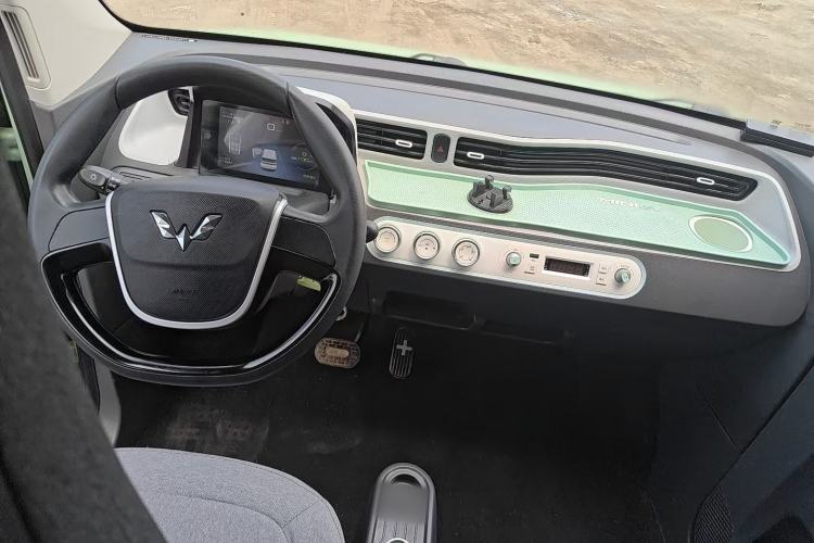 Used Wuling Hongguang MINIEV 2021 Macaron Fashion Model Lithium Iron Phosphate Center Console